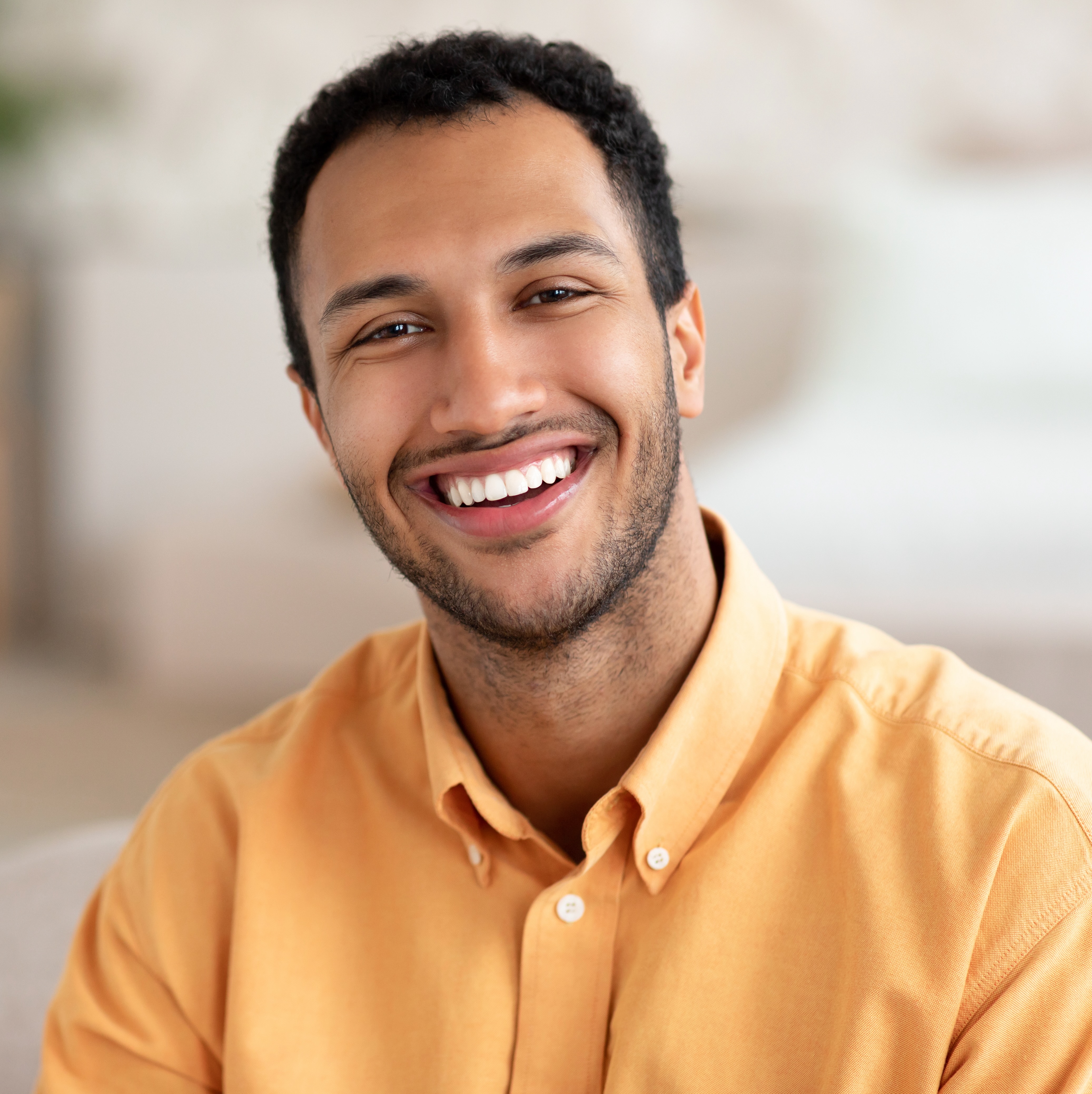 retrato-sonriente-joven-posar-camara-juez